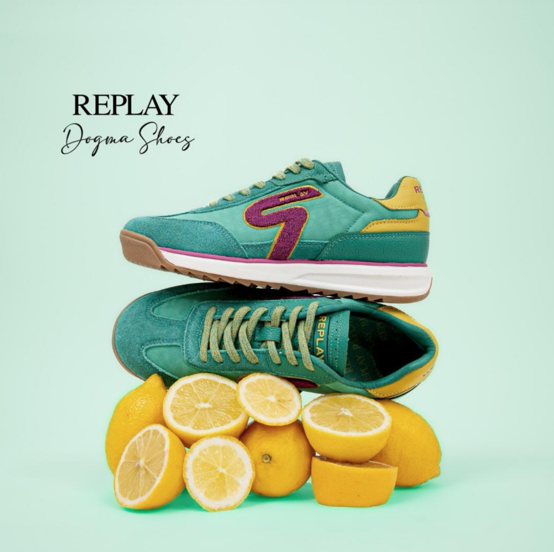 Sapatilhas Replay verdes com logótipo roxo empilhadas sobre limões frescos.