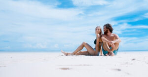 praia no Algarve com casal